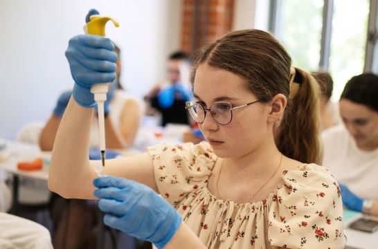 Школьники Москвы смогут стать участниками выездных школ по химии, биологии и экологии