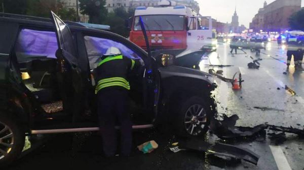 Человек погиб и два пострадали в результате ДТП на Кутузовском проспекте в Москве